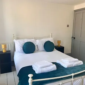 Quirky 2 Bed House, Sleeps 5, Near City Centre With Summer House, Garden & Parking Work Contractor Leisure - Topaz Holiday home