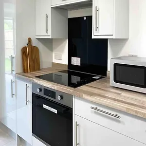 Modern Flat Near Train Station With Free Parking Apartment